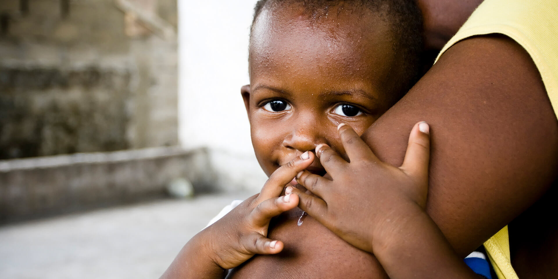 Kind im Arm der Mutter, © iStock / himarkley 