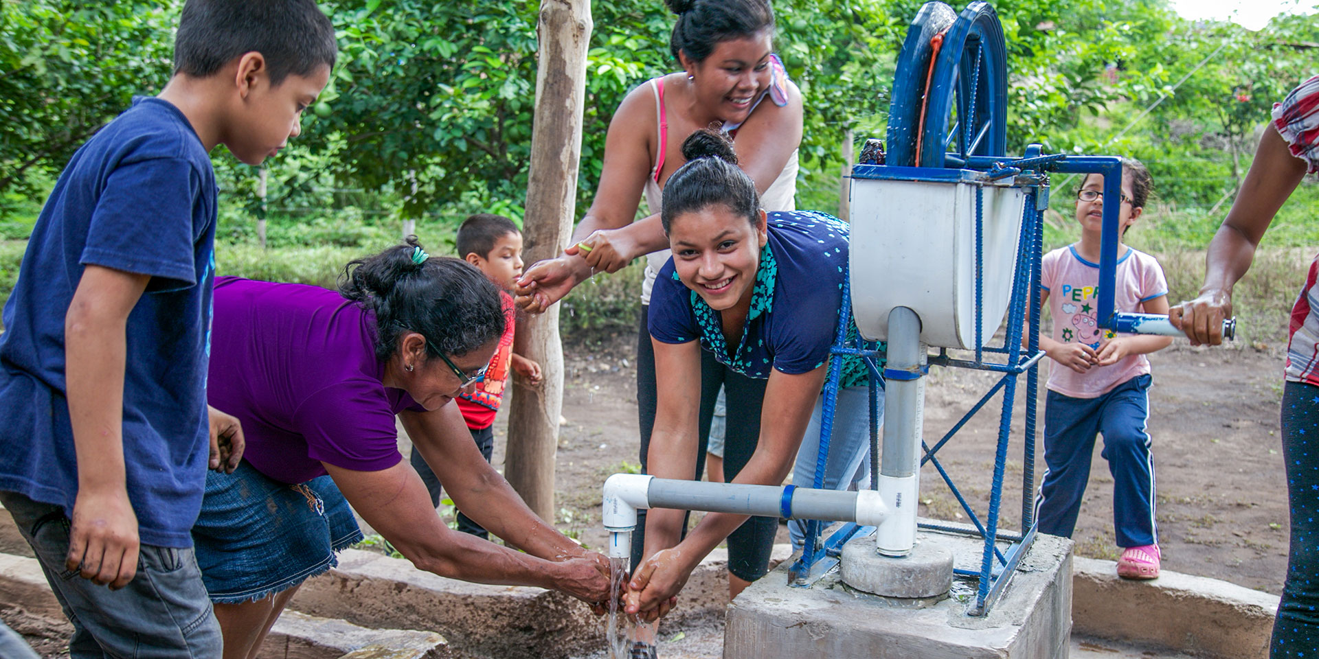 Jeden zweiten Tag gibt es eine halbe Stunde Wasser, das für die Versorgung der Hühner, zum Kochen, Trinken und zum Gießen der Bäume verwendet wird.,© LUTHERISCHE KIRCHE VON NICARAGUA